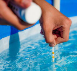 Checking,the,water,quality,of,a,pool,with,the,help